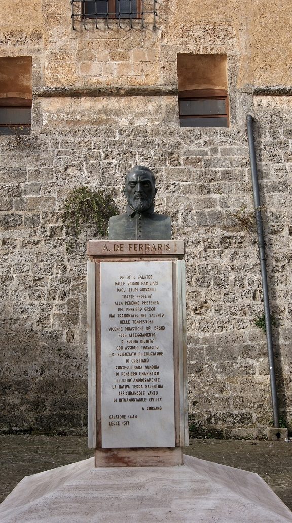 Antonio De Ferrariis's bust, Galatone (2).JPG